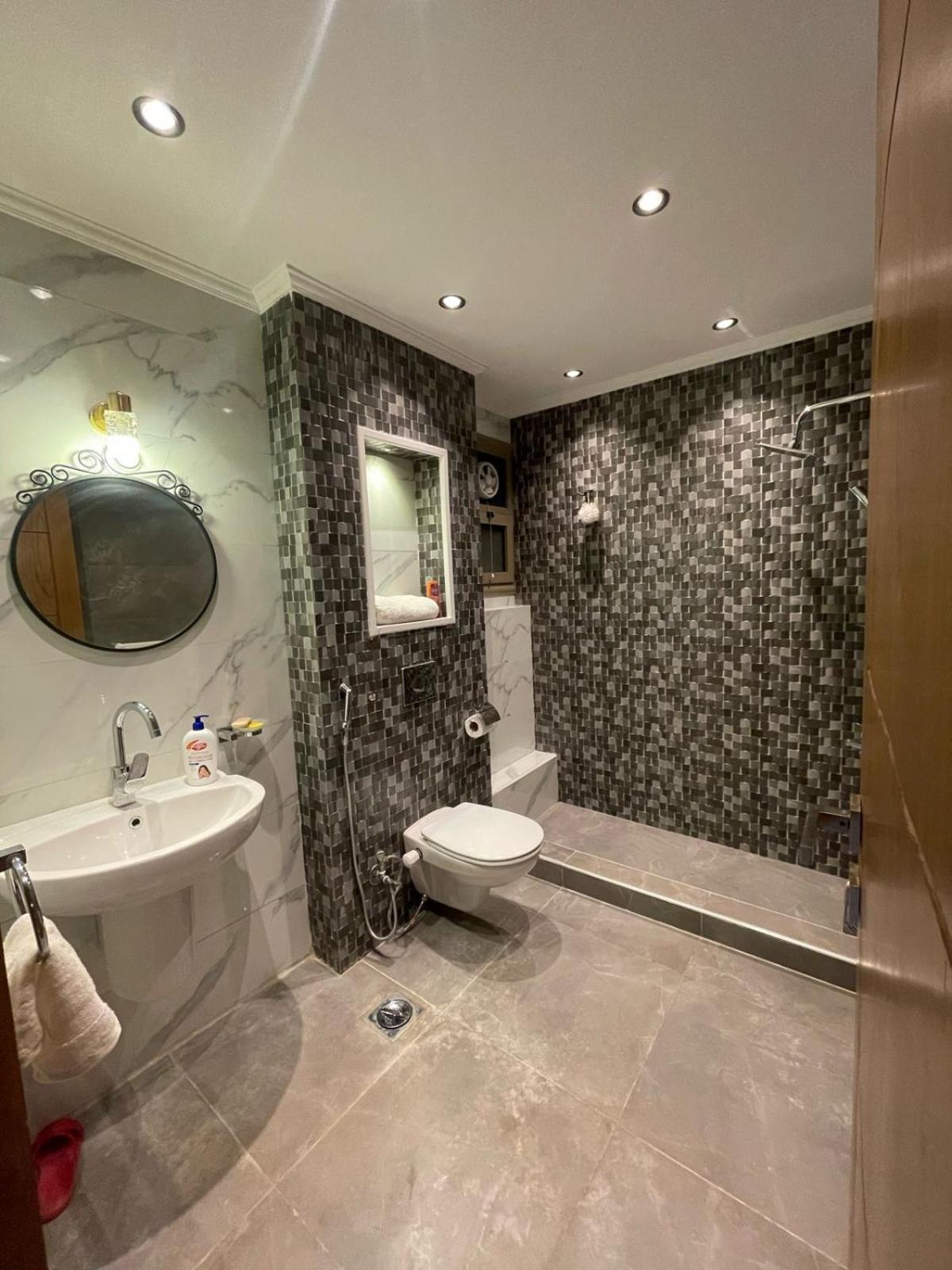 Apartment شقه فندقيه برج أم كلثوم Zamalek 3bd *